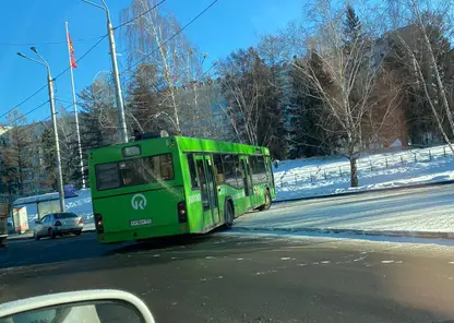 В Красноярске автобус №55 попал в ДТП и выехал на тротуар