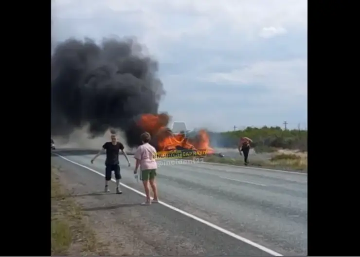 В Алтайском крае два автомобиля сгорели в ДТП