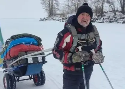 77-летний житель Красноярского края в одиночку преодолел ледовый маршрут вокруг Байкала всего за месяц