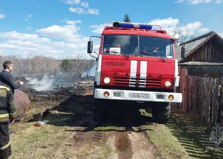 Десять построек сгорелов Уяре из-за пала травы