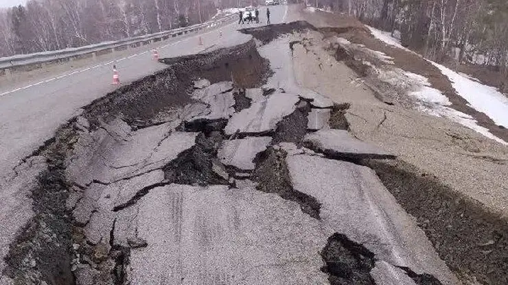 Трасса ушла под землю: в Кузбассе обрушился участок дороги