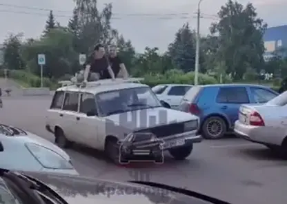 Молодого водителя из Красноярска наказали за поездку друзей на крыше авто