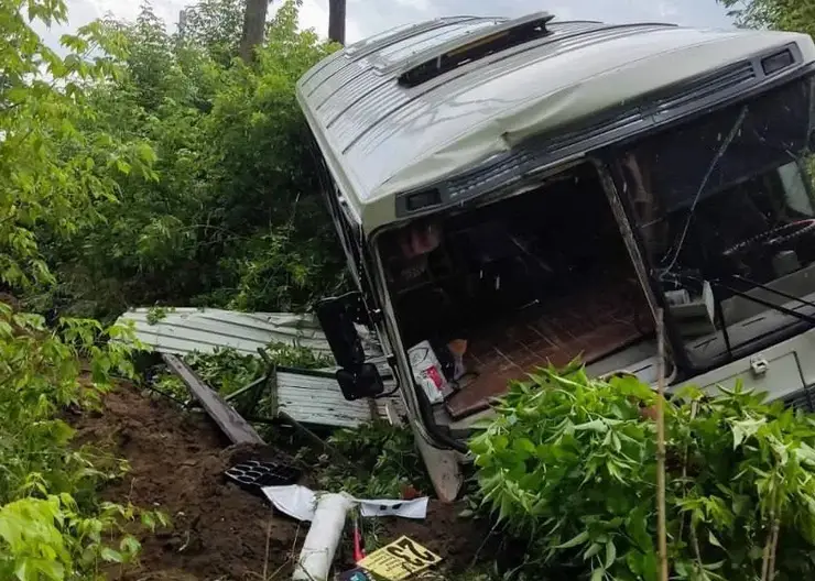 Автобус въехал в остановку с людьми в Бийске