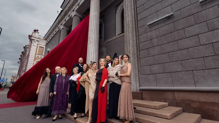 «Размыли границы»: Красноярский театр Пушкина украсили занавесом и красной дорожкой