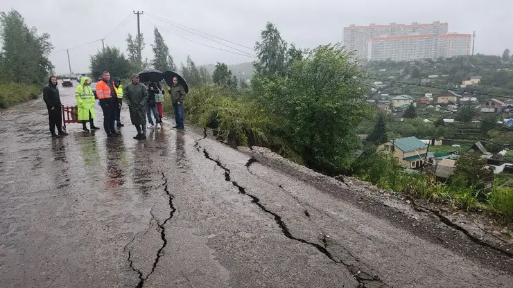 В Красноярске перекрыли улицу Даурскую из-за угрозы обвала дороги