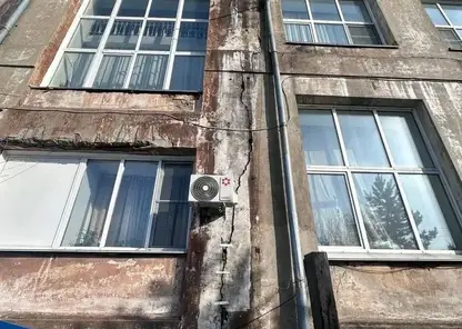 В Алтайском крае в педагогическом колледже обрушилась часть стены