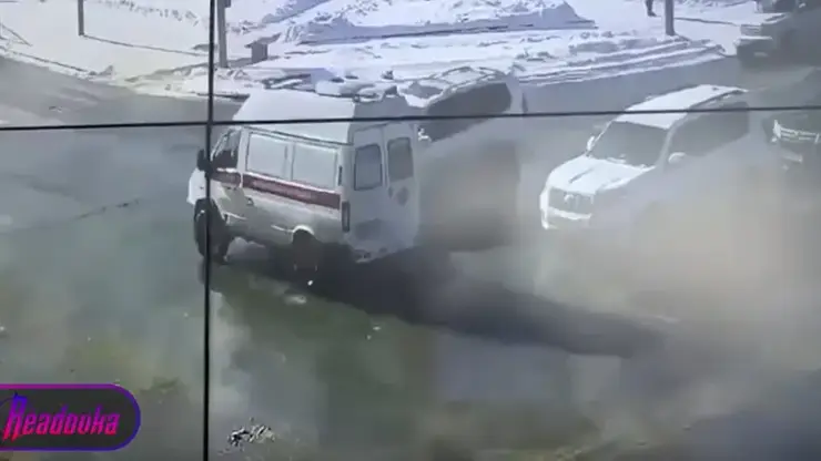 Внедорожник врезался в «скорую» на Сахалине