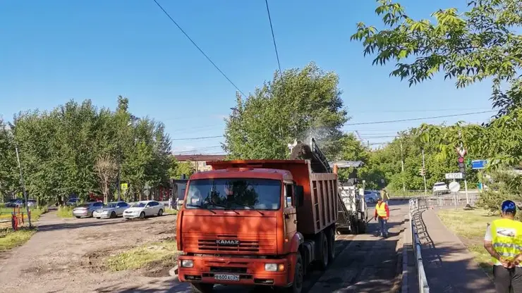 В Красноярске на Энергетиков начался ремонт дороги, рабочие уже снимают старый асфальт
