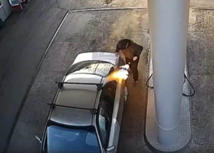 В Саянском районе на АЗС загорелся бензобак автомобиля