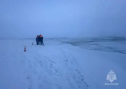 В Якутске автомобиль провалился под лед: два человека погибли