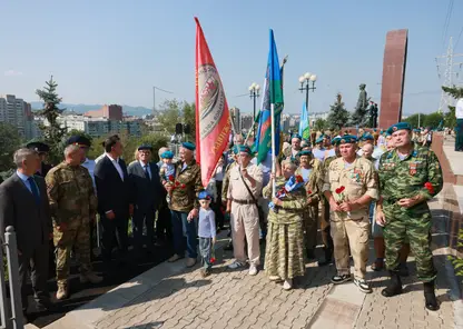 Более 700 красноярцев пришли на Поклонную гору почтить память десантников