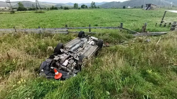 Пожилой водитель погиб в аварии с перевёртышем на автотрассе в Красноярском крае