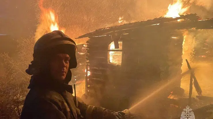 Двое подростков пострадали при пожаре в бане в Красноярске