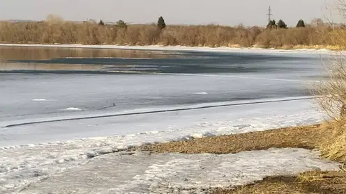В Красноярском крае двое мужчин провалились под лед на снегоходе в Бирилюсском районе