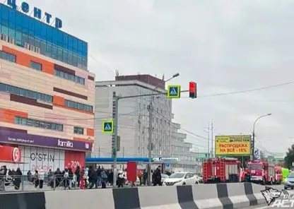 В Новосибирске загорелся крупный торговый центр «Горский»