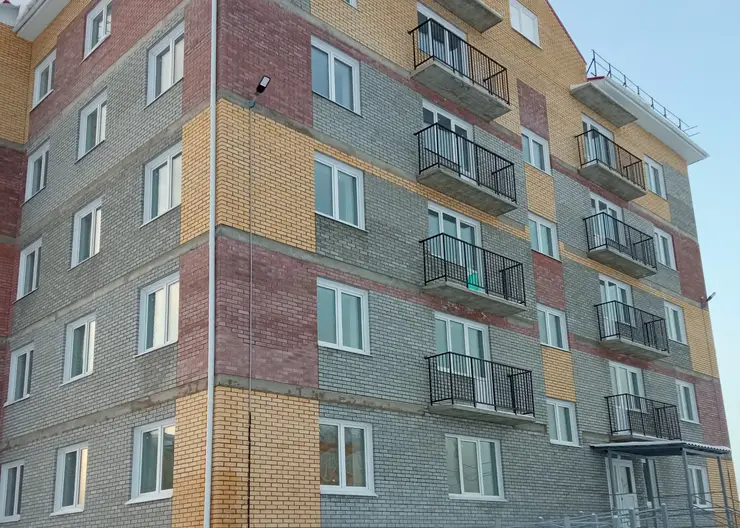 В Боготоле завершилось строительство 30-квартирного дома для переселенцев из аварийного жилья
