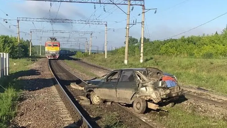 В Канском районе столкнулись грузовой поезд и автомобиль