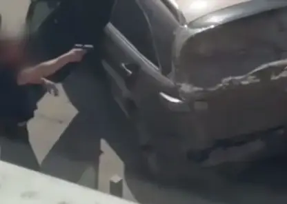 Двое мужчин устроили перестрелку из-за парковки во дворе ЖК в Иркутске (видео)