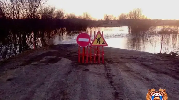 В Красноярском крае из-за подъема воды в реке Четь затопило дорогу