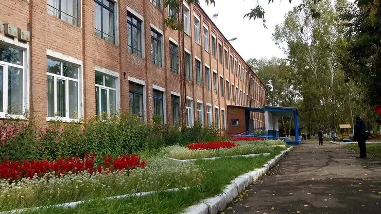 Школьница напала на учителя в канской школе Красноярского края