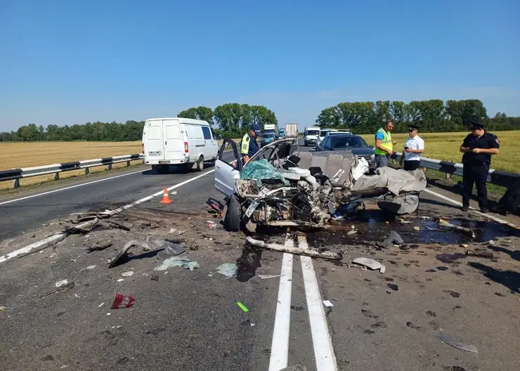 Водитель выехал на встречку и устроил смертельное ДТП в Канском районе края
