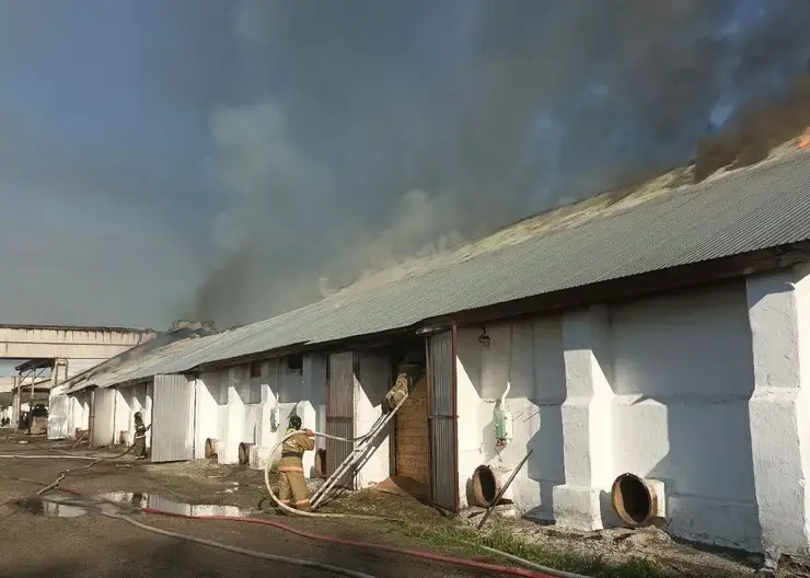 Пожар на складе тушат в Сухобузимском районе