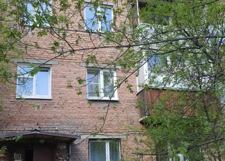 В Красноярске 4-летний ребенок выпал из окна