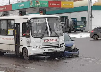 В Октябрьском районе автобус столкнулся с легковым автомобилем