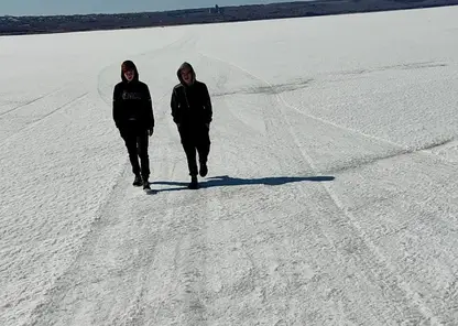 В Краснотуранском районе со льда Красноярского водохранилища эвакуировали подростков