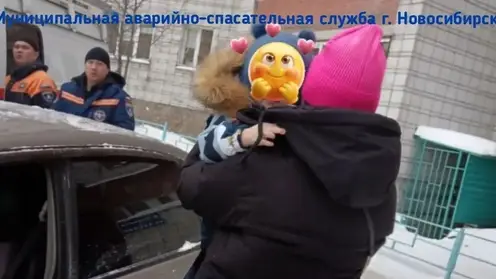 В Новосибирске годовалый ребенок забаррикадировался в машине. Пришлось вызывать спасателей