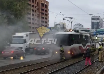 В Новосибирске воспламенился трамвай с пассажирами