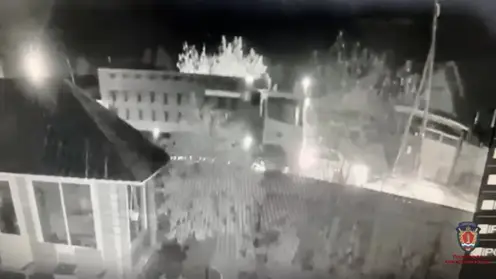 Самосвал снес легковушку в Иланском и укатился вместе с ней со склона