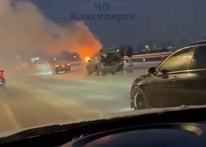 В центре Красноярска на ходу вспыхнул автомобиль