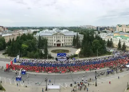 Тысячи велосипедистов Омска выстроились в живой гигантский триколор