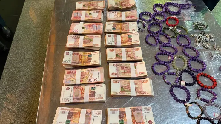 В Россию из КНР незаконно пытались ввезти 8 млн рублей в мультиварке и сапогах