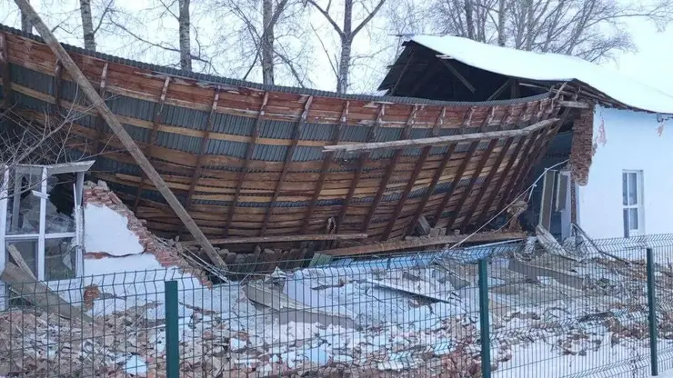 Спортивная школа обрушилась в поселке Колывань Новосибирской области
