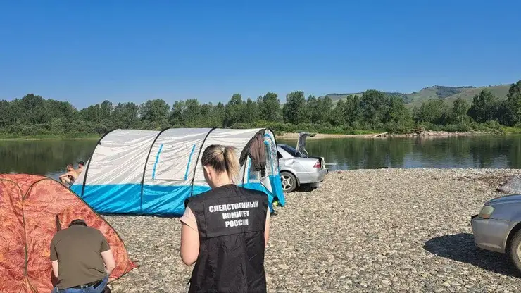 В Красноярском крае утонула годовалая девочка, пока взрослые спали в палатке