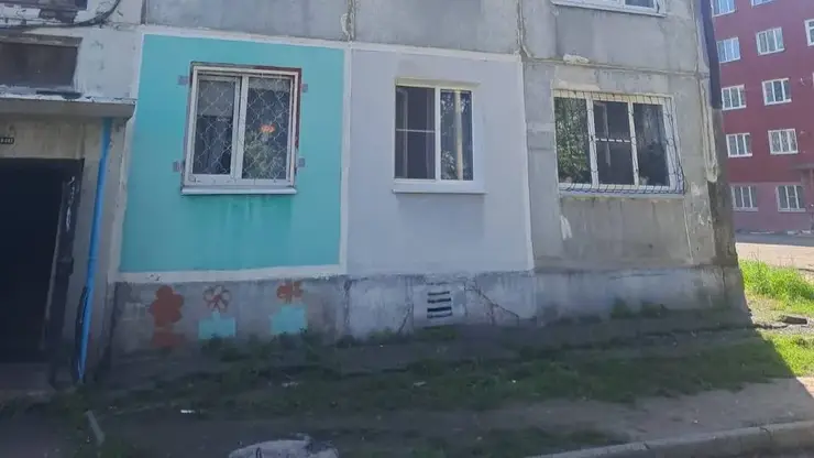 Полуторагодовалый мальчик выпал из окна четвертого этажа в Иркутской области. В это время его мать спала