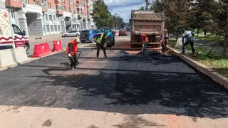 В Красноярске начали асфальтировать участок провала на ул. Дубровинского