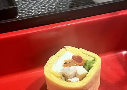 Красноярка нашла насекомое в тарелке с роллами во время обеда в суши-баре