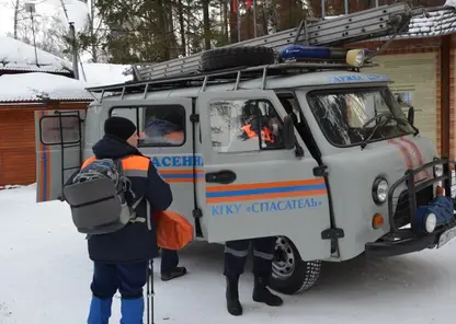 В Шушенском районе мужчина с двумя сыновьями не мог выехать из леса из-за замёрзшего топлива