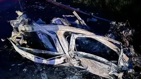 Два автомобиля загорелись после столкновения на трассе Красноярского края  — погиб один человек