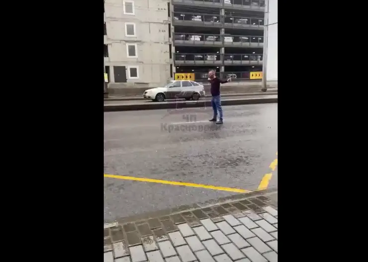 В Красноярске на ул. Маерчака мужчина вышел на дорогу и показывал водителям неприличные жесты