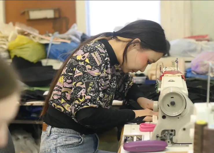 Студенты из Якутии шьют носилки для участников СВО