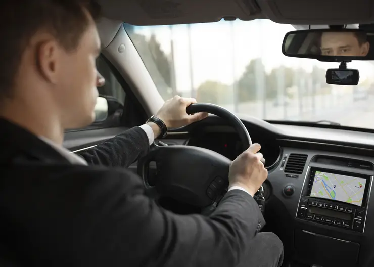 Таксист спас 90-летнюю бабушку от мошенников, доставив сумку с похищенными деньгами в полицию в Иркутской области