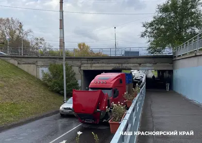 Фура сломалась под мостом и поставила центр Красноярска в пробку