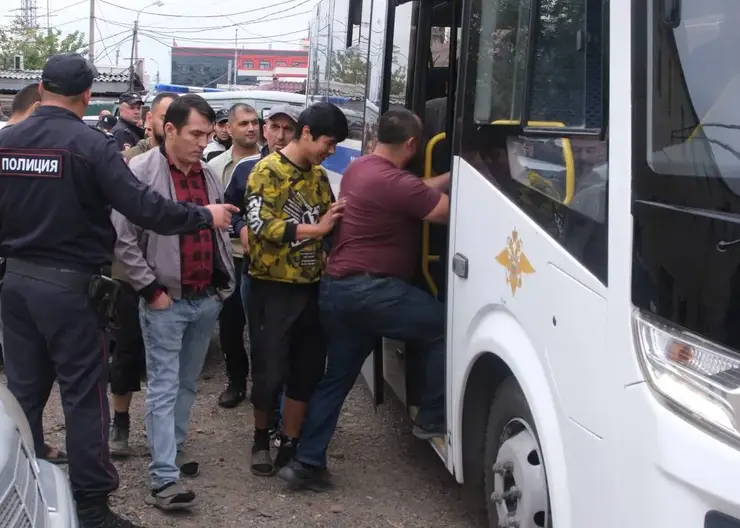 Получившим российский паспорт мигрантам вручили 18 повесток в военкоматы Красноярска