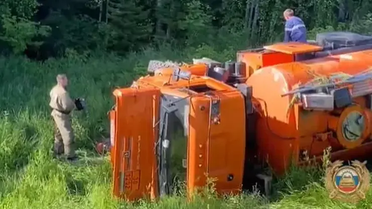 Бензовоз с топливом опрокинулся в Иркутской области (видео)
