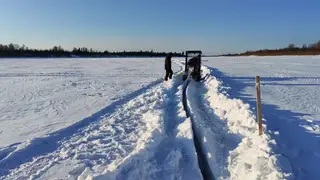 Лед начали резать на реке Томь в Томской области для предотвращения заторов во время паводка