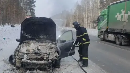 Автомобиль загорелся на трассе в Красноярском крае